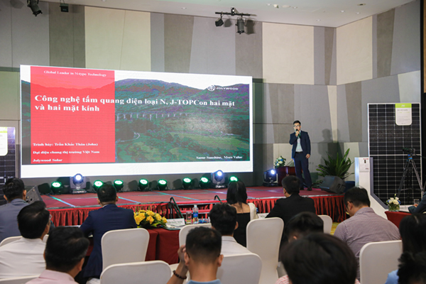 Ông Trần Khắc Thân, đại diện chung tại thị trường Việt Nam, Công ty Jolywood Solar tham gia hội thảo