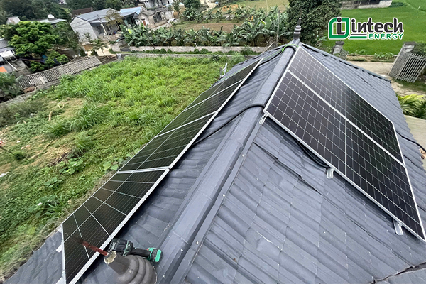 Bàn giao hệ thống điện mặt trời Hybrid 6,2 kWp tại Phú Thọ Dự án điện mặt trời Hybrid 6,2 kWp tại Phú Thọ