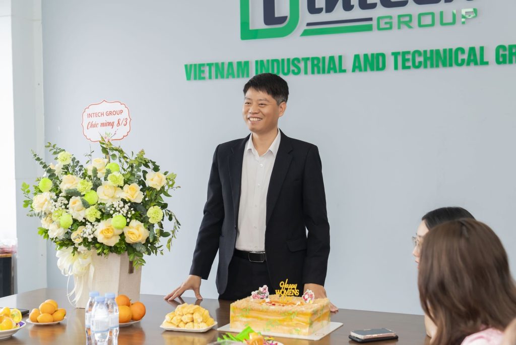 Intech Solar tổ chức ngày 8/3 - Cảm ơn những đóa hoa xinh đẹp Intech Solar tổ chức ngày 8-3