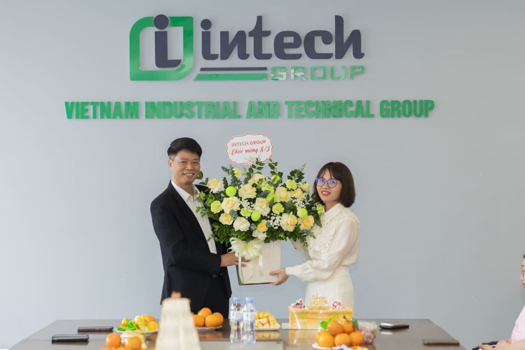 Intech Solar tổ chức ngày 8/3 - Cảm ơn những đóa hoa xinh đẹp Intech Solar tổ chức ngày 8-3