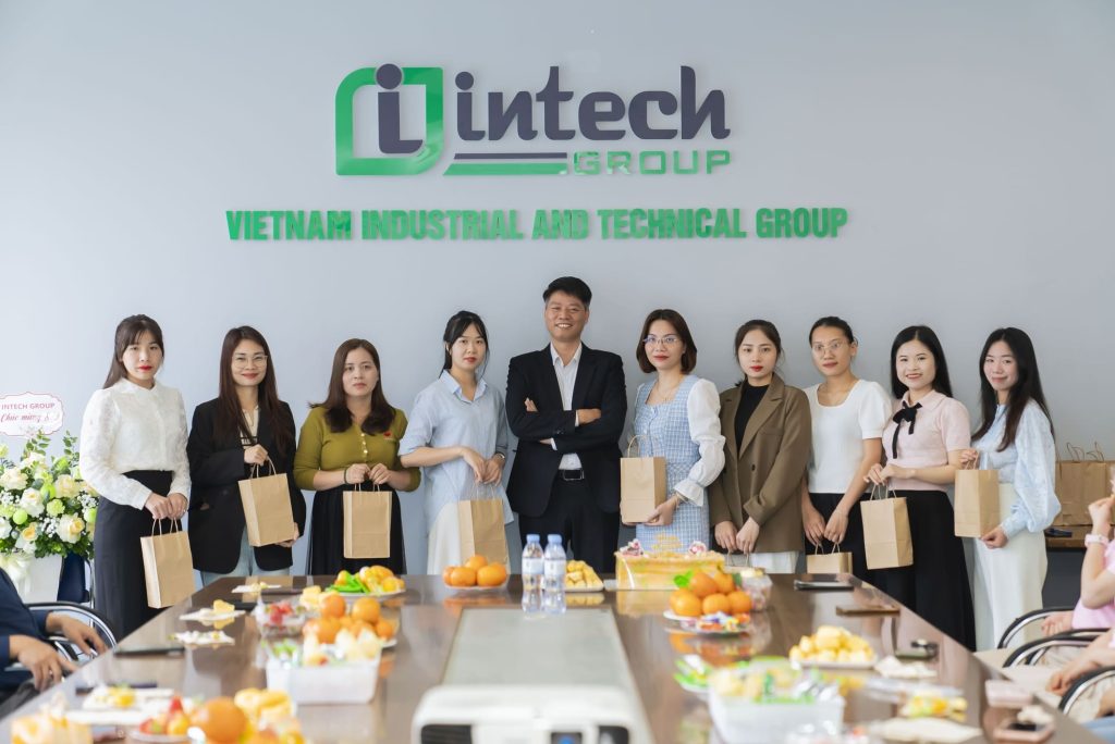 Intech Solar tổ chức ngày 8/3 - Cảm ơn những đóa hoa xinh đẹp Intech Solar to chuc ngay 8 3 5