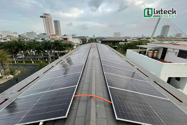 Bàn giao hệ thống điện mặt trời Hybrid 24,6kWp nhà chị Oanh tại Đà Nẵng Hệ thống điện mặt trời Hybrid 24,6kWp nhà chị Oanh tại Đà Nẵng