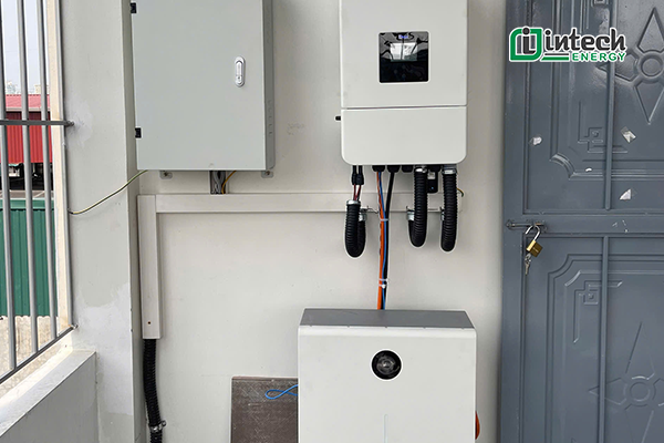 Hoàn thiện hệ thống điện mặt trời Hybrid 6,82kWp tại Hoàng Mai, Hà Nội Hệ thống điện mặt trời Hybrid 6,82kWp tại Hoàng Mai, Hà Nội