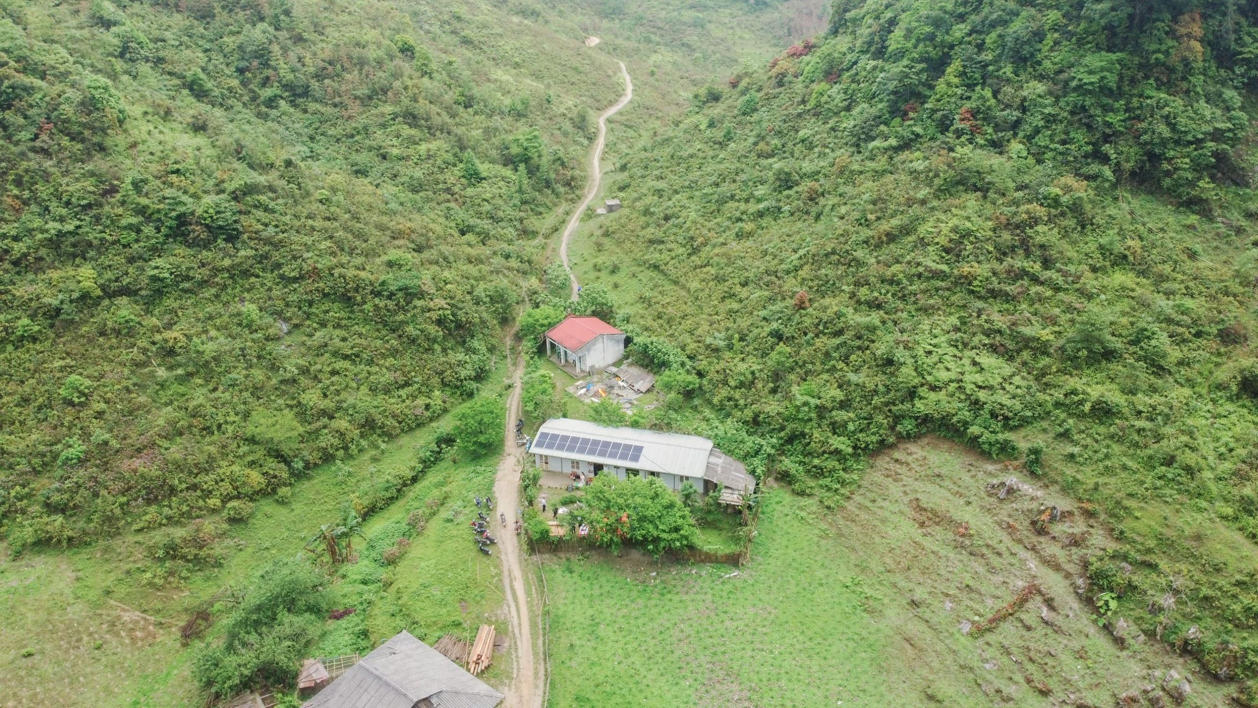 LỄ BÀN GIAO HỆ THỐNG ĐIỆN MẶT TRỜI THẮP SÁNG ĐIỂM TRƯỜNG PHIÊNG VAI - CAO BẰNG Lễ bàn giao hệ thống điện mặt trời cho điểm trường Phiêng Vai, Cao Bằng