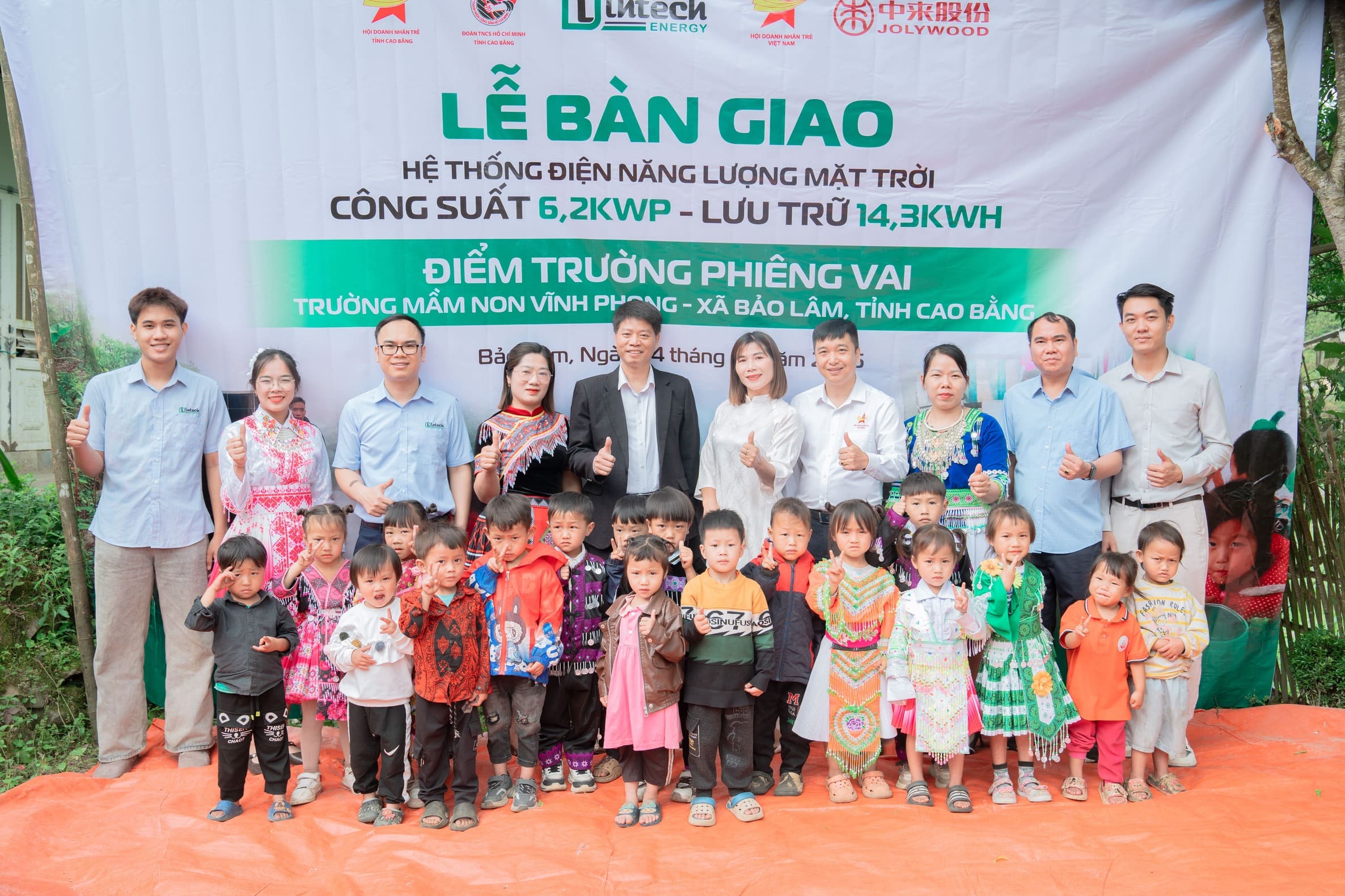 Trang chủ Lễ bàn giao hệ thống điện mặt trời cho điểm trường Phiêng Vai, Cao Bằng