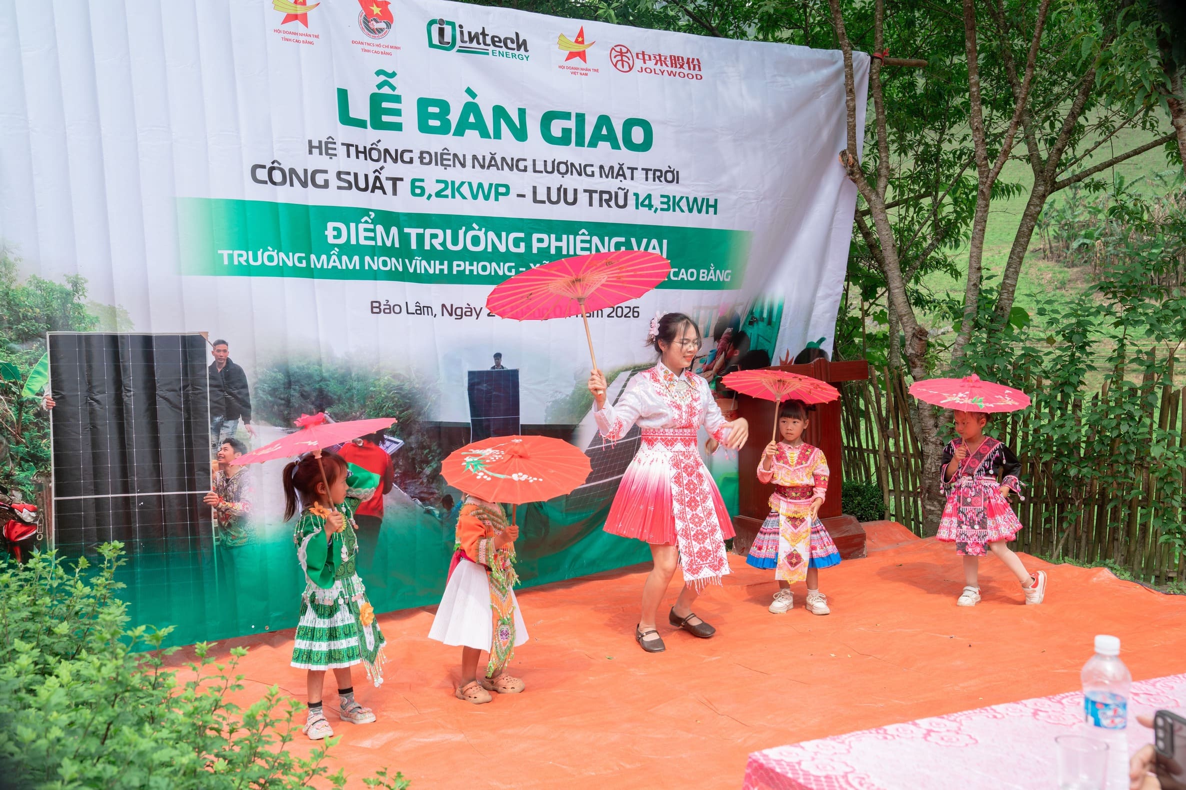 LỄ BÀN GIAO HỆ THỐNG ĐIỆN MẶT TRỜI THẮP SÁNG ĐIỂM TRƯỜNG PHIÊNG VAI - CAO BẰNG Lễ bàn giao hệ thống điện mặt trời cho điểm trường Phiêng Vai, Cao Bằng