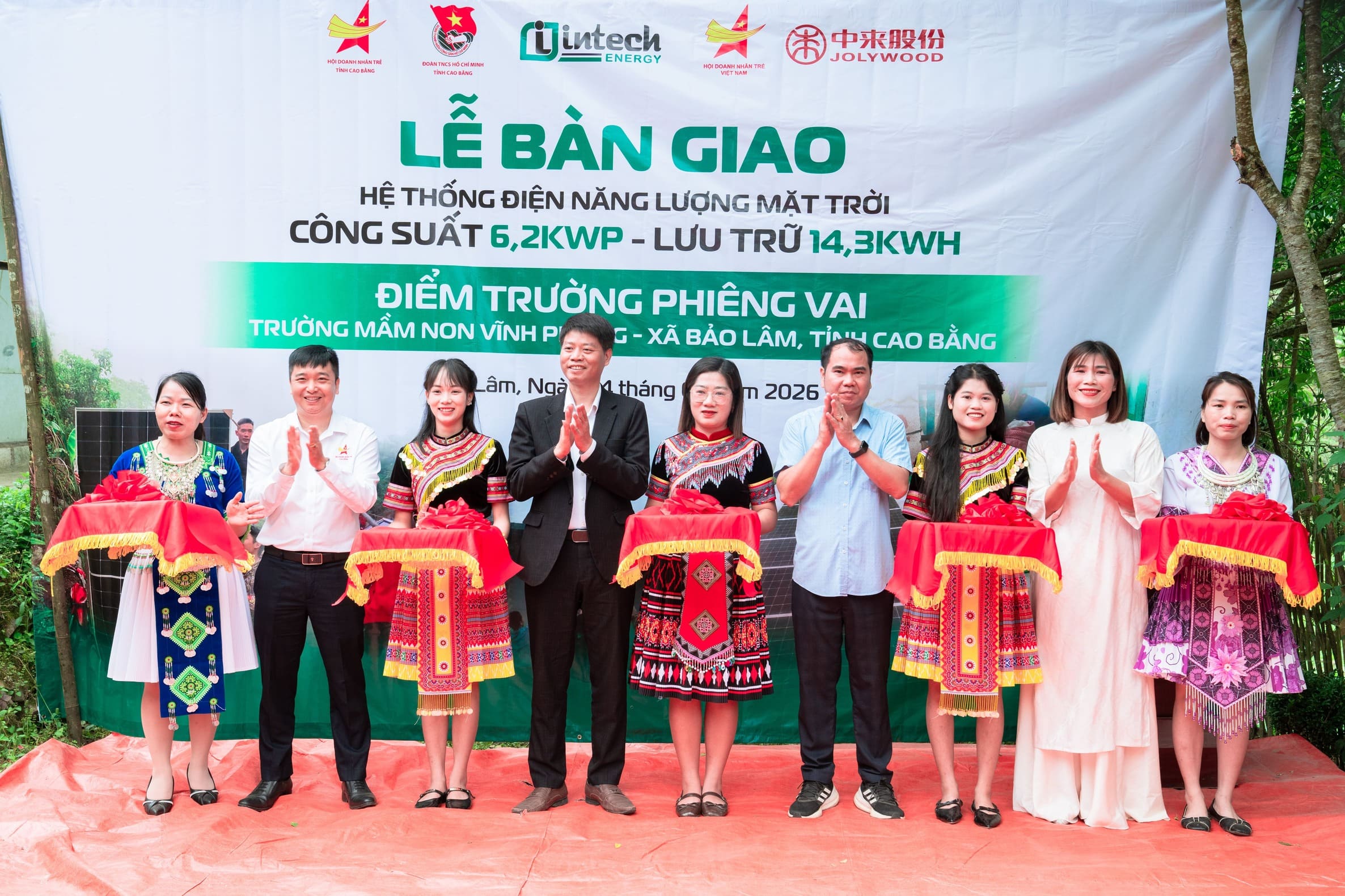 LỄ BÀN GIAO HỆ THỐNG ĐIỆN MẶT TRỜI THẮP SÁNG ĐIỂM TRƯỜNG PHIÊNG VAI - CAO BẰNG Lễ bàn giao hệ thống điện mặt trời cho điểm trường Phiêng Vai, Cao Bằng