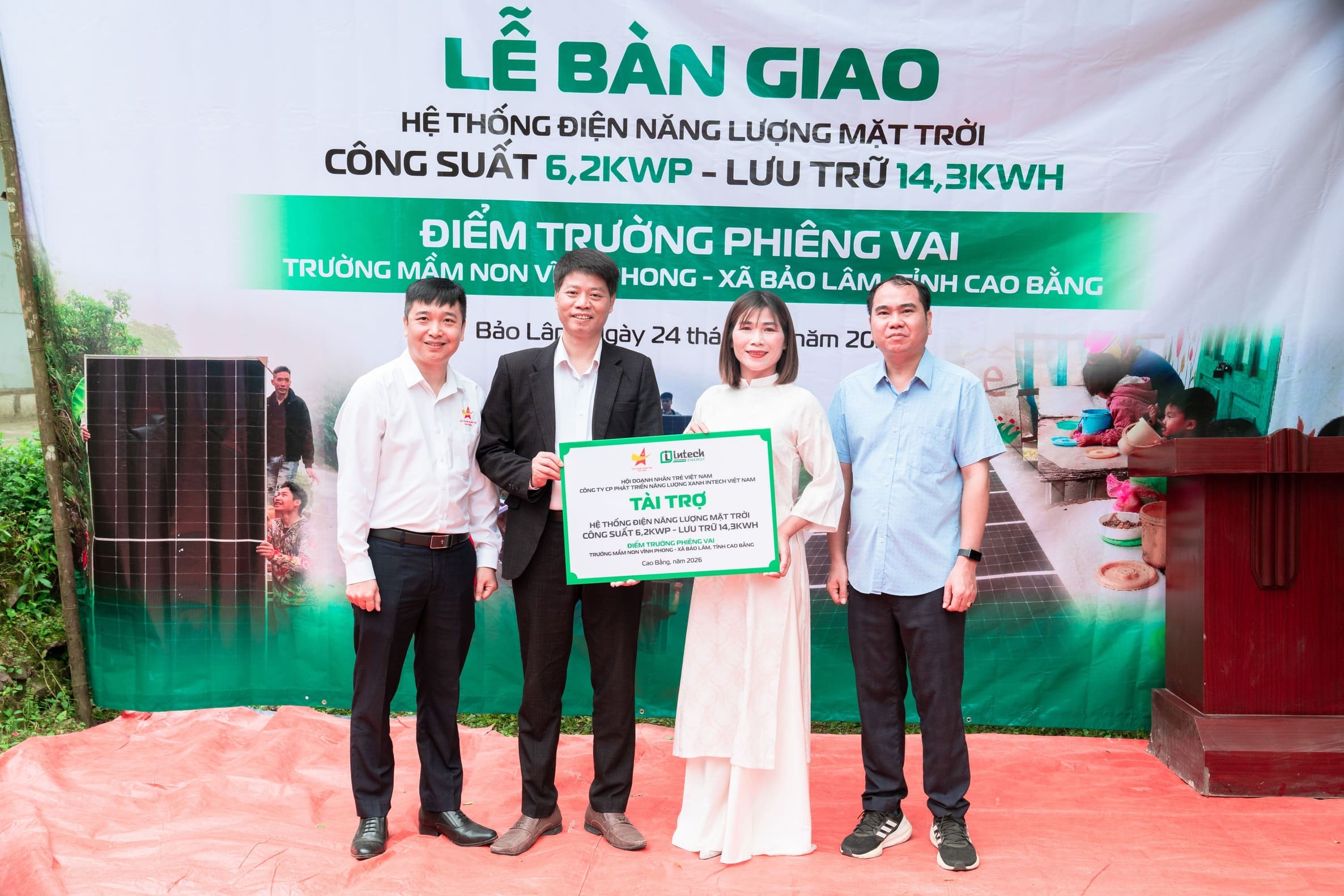 LỄ BÀN GIAO HỆ THỐNG ĐIỆN MẶT TRỜI THẮP SÁNG ĐIỂM TRƯỜNG PHIÊNG VAI - CAO BẰNG Lễ bàn giao hệ thống điện mặt trời cho điểm trường Phiêng Vai, Cao Bằng