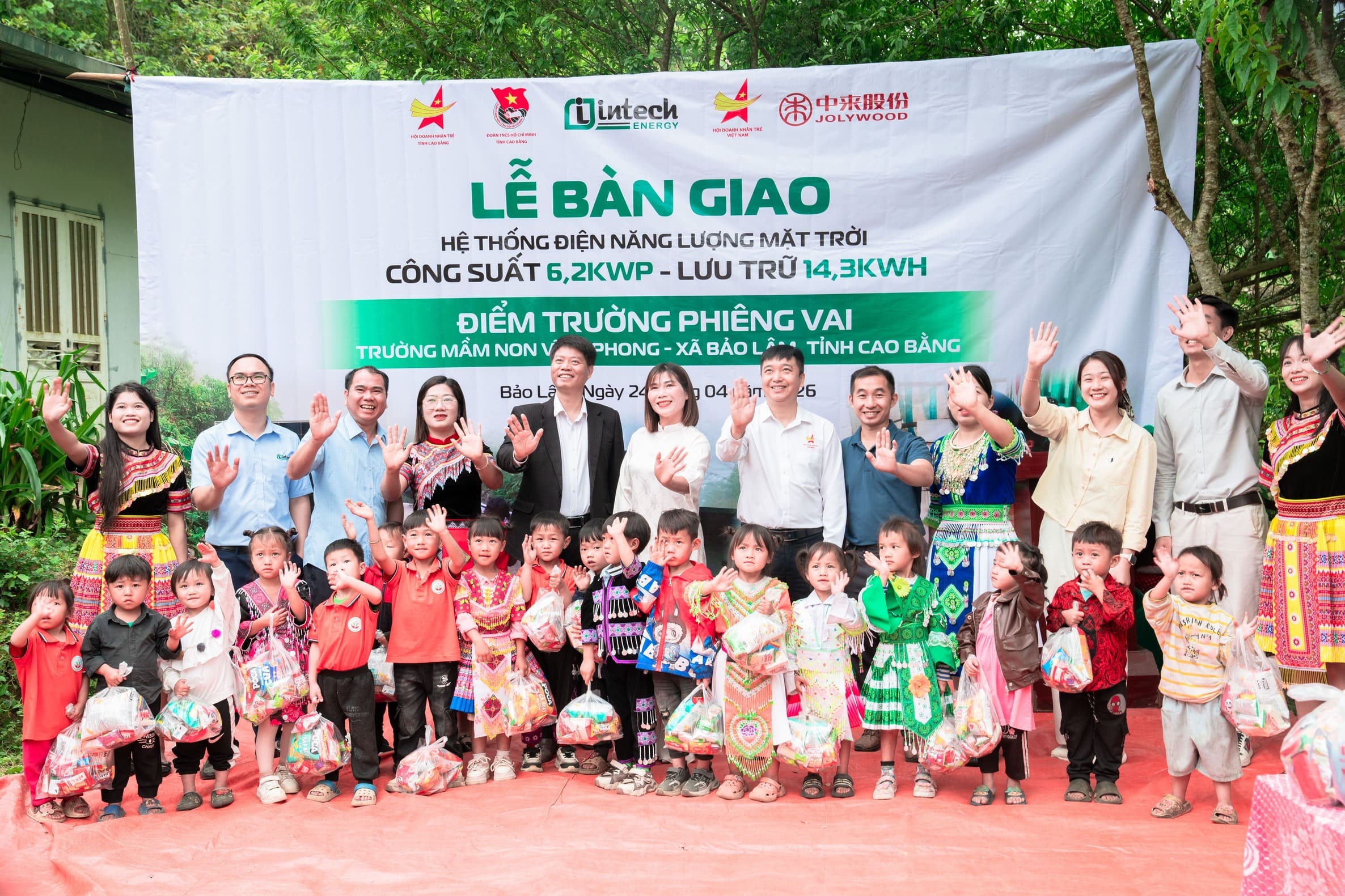 LỄ BÀN GIAO HỆ THỐNG ĐIỆN MẶT TRỜI THẮP SÁNG ĐIỂM TRƯỜNG PHIÊNG VAI - CAO BẰNG Lễ bàn giao hệ thống điện mặt trời cho điểm trường Phiêng Vai, Cao Bằng