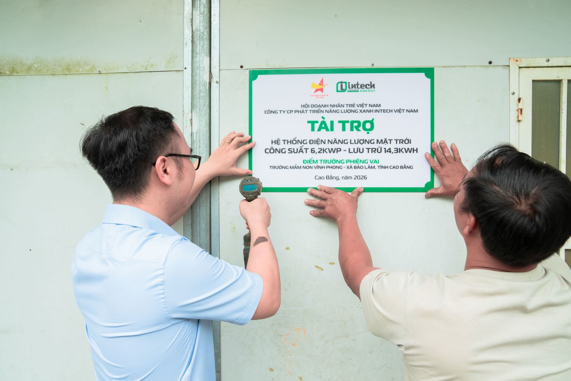 LỄ BÀN GIAO HỆ THỐNG ĐIỆN MẶT TRỜI THẮP SÁNG ĐIỂM TRƯỜNG PHIÊNG VAI - CAO BẰNG Lễ bàn giao hệ thống điện mặt trời cho điểm trường Phiêng Vai, Cao Bằng