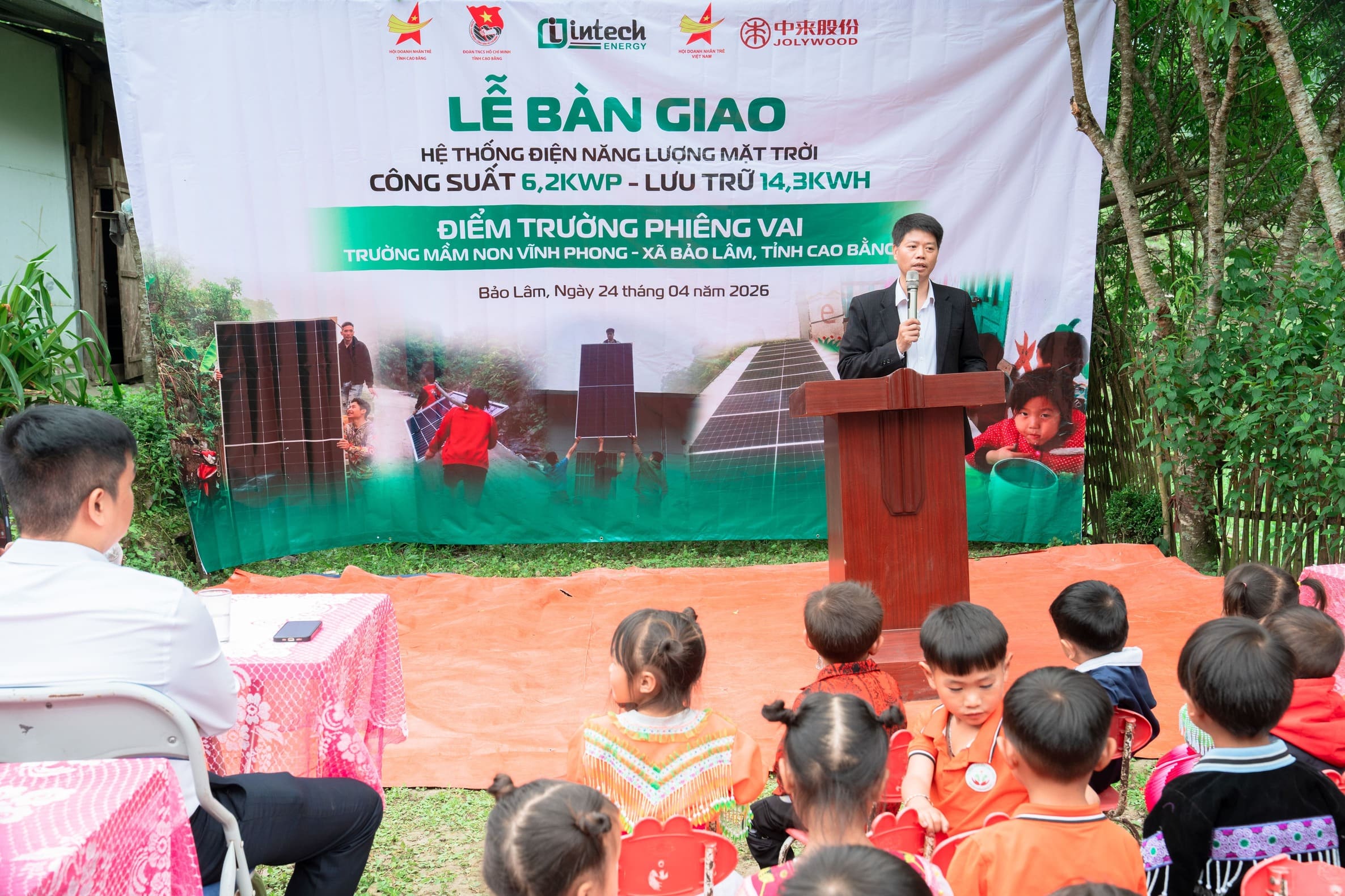 LỄ BÀN GIAO HỆ THỐNG ĐIỆN MẶT TRỜI THẮP SÁNG ĐIỂM TRƯỜNG PHIÊNG VAI - CAO BẰNG Ông Trần Văn Nhơn – Tổng Giám đốc Intech Solar phát biểu