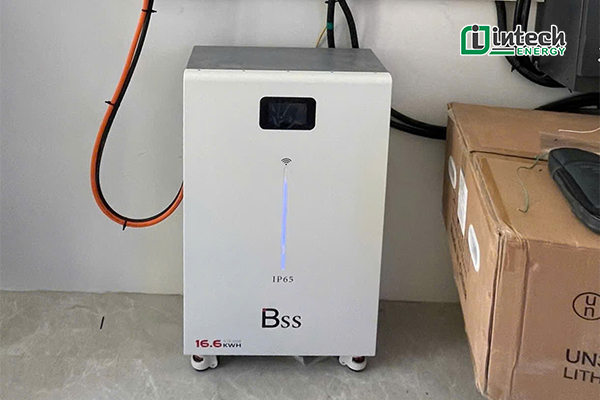 Bàn giao dự án điện mặt trời Hybrid 8,68 kWp tại Vinhomes Cổ Loa Hệ thống lưu trữ 16 kWh