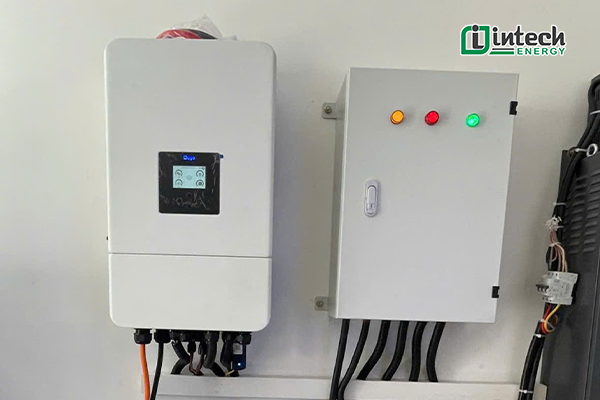 Bàn giao dự án điện mặt trời Hybrid 8,68 kWp tại Vinhomes Cổ Loa Inverter Deye Hybrid 3 pha