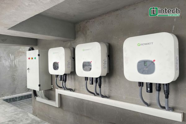 Chi tiết các giai đoạn thi công điện mặt trời khi xây nhà mới từ A - Z Lắp đặt tủ điện, inverter và pin lưu trữ